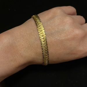 Napier Gold Tone Bracelet. 8 in in length.